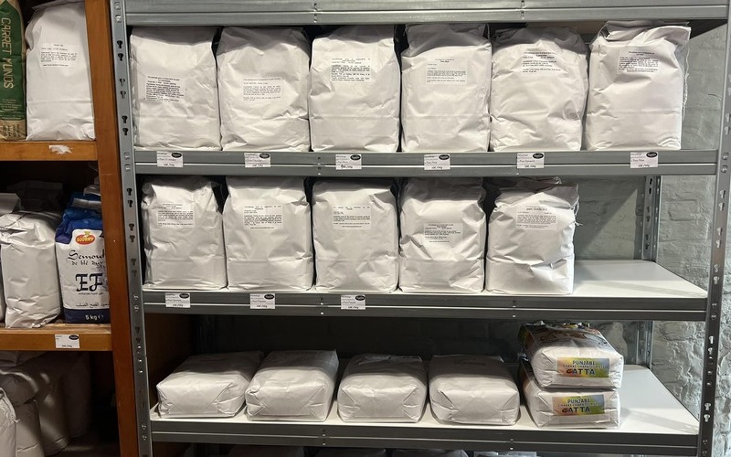 Paquets de farine sur les étagères dans le magasin Paquets de farine sur les étagères dans le magasin